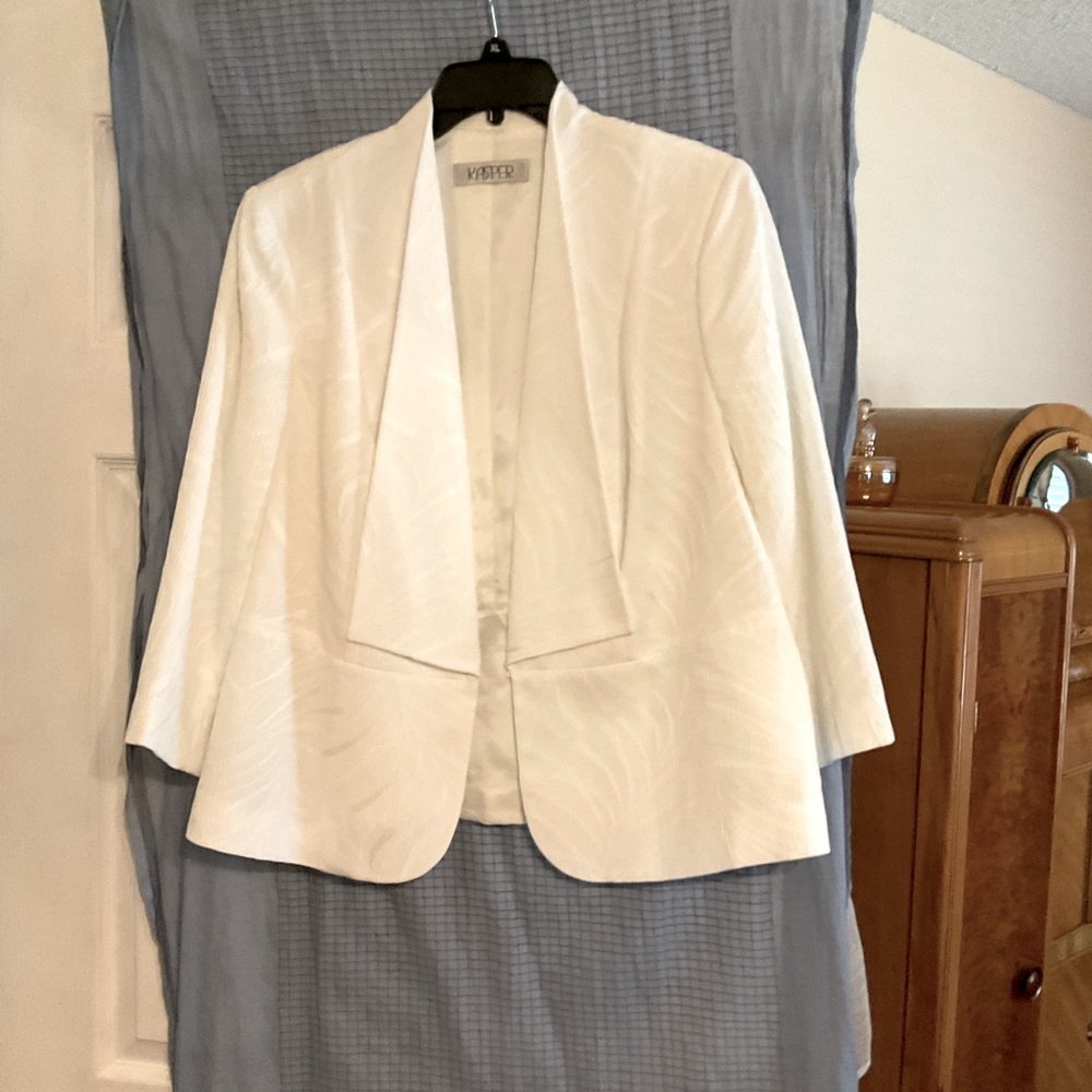 Gorgeous off-white KASPER jacket, worn once to a wedding. Lightweight, comfy.